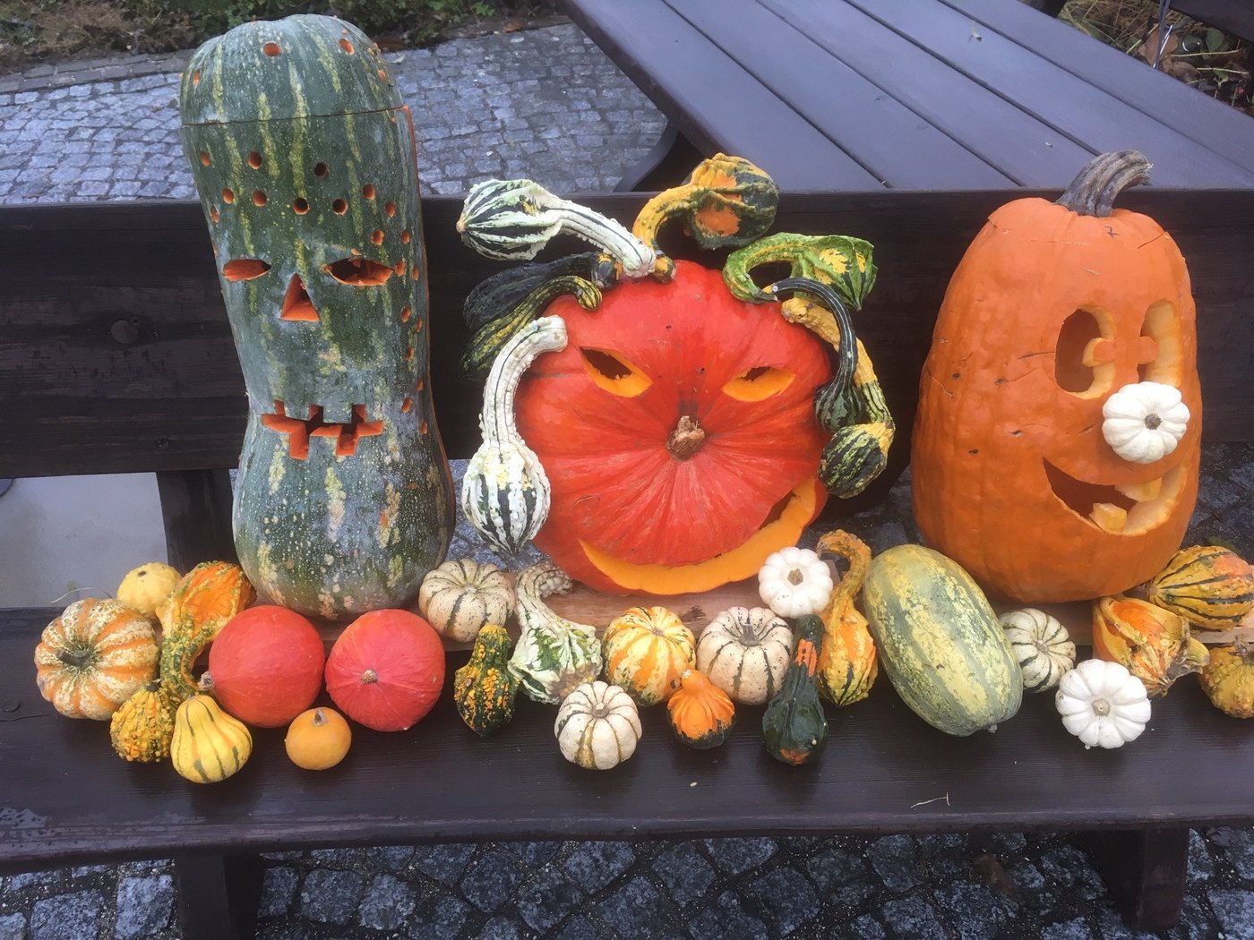 Dekorierte Halloween Kürbisse