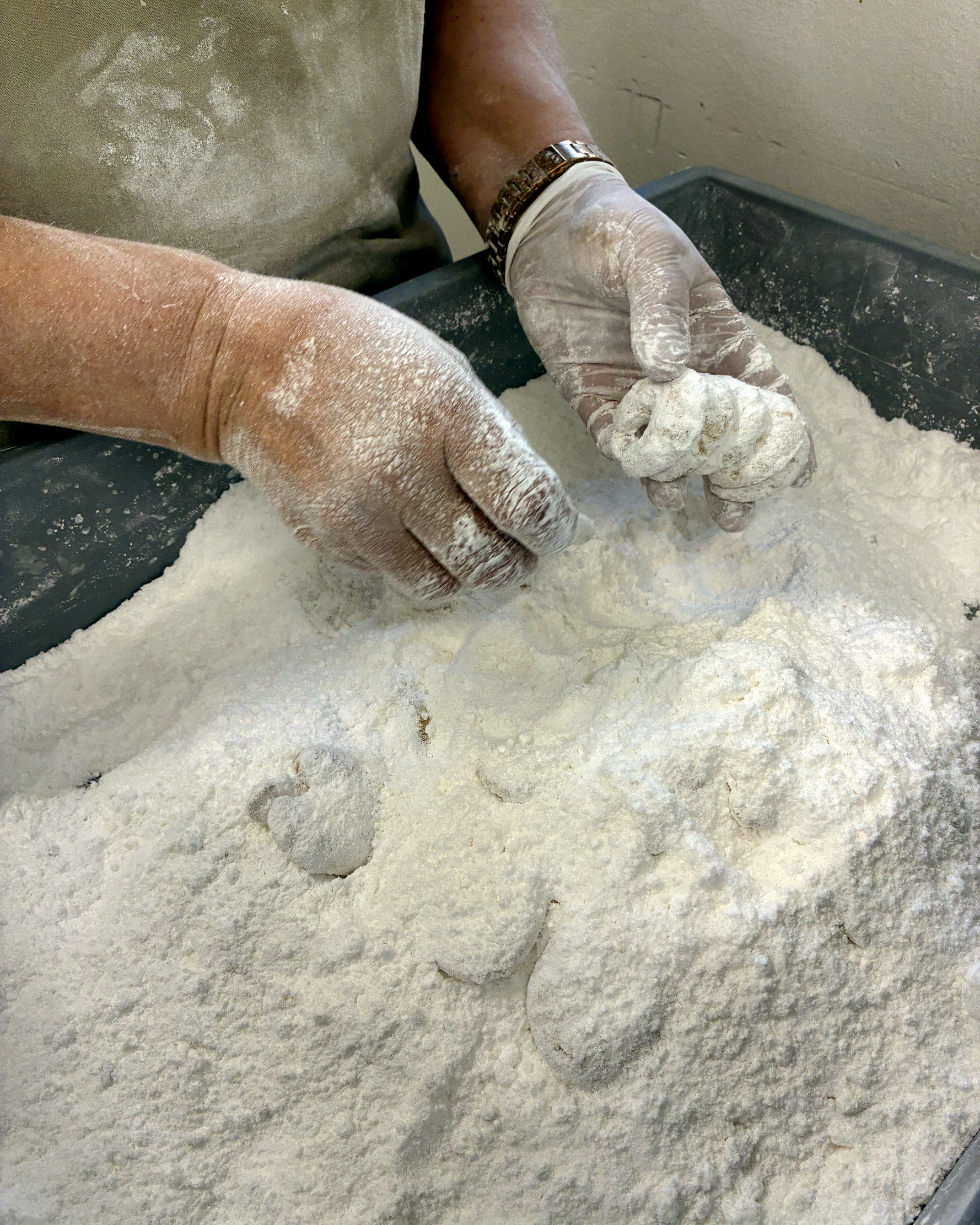 Vanillekipferl werden in Zucker gewendet